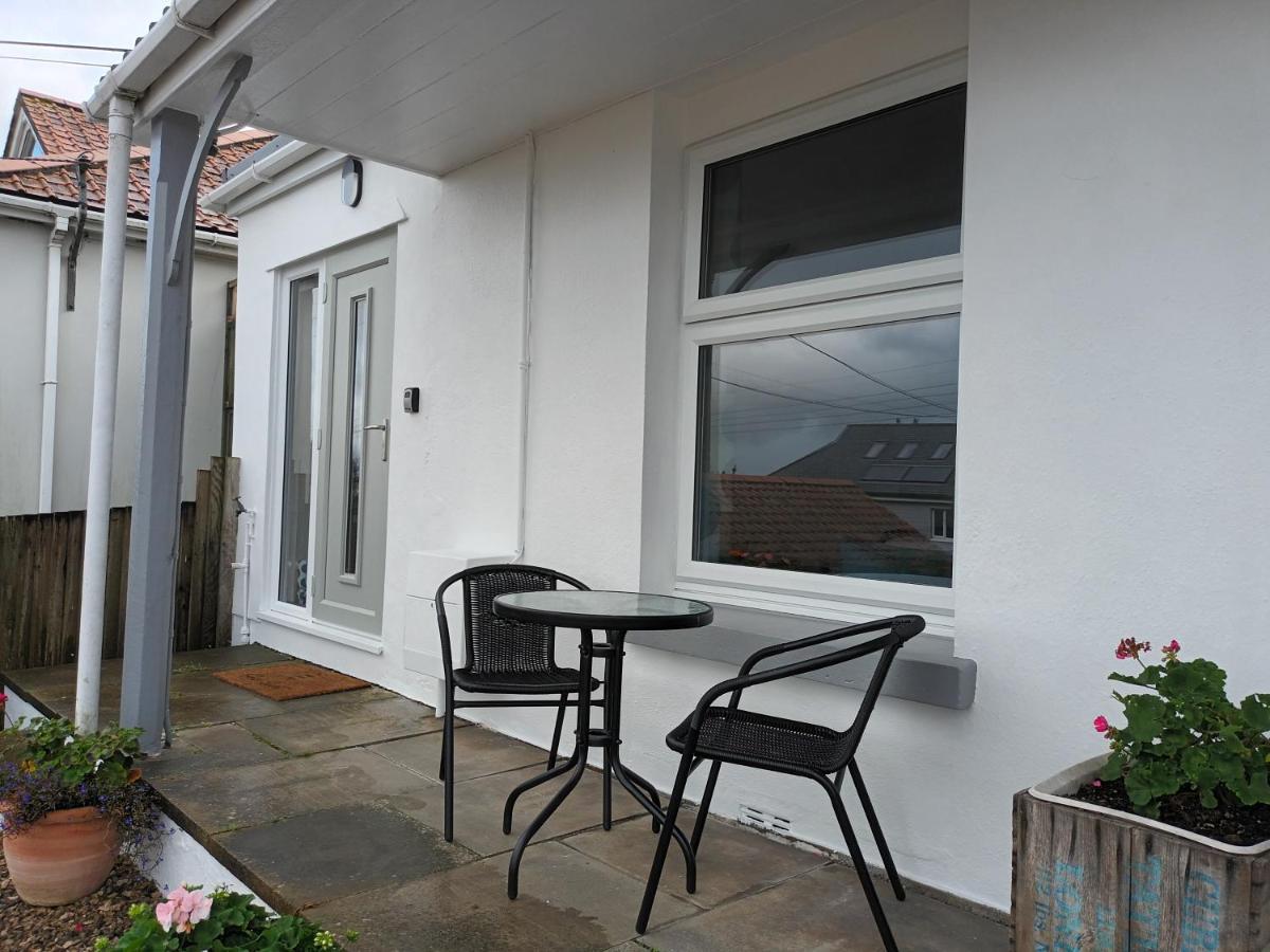 Contemporary One Bed Studio. Sea Views And Parking ウエストワード・ホー エクステリア 写真